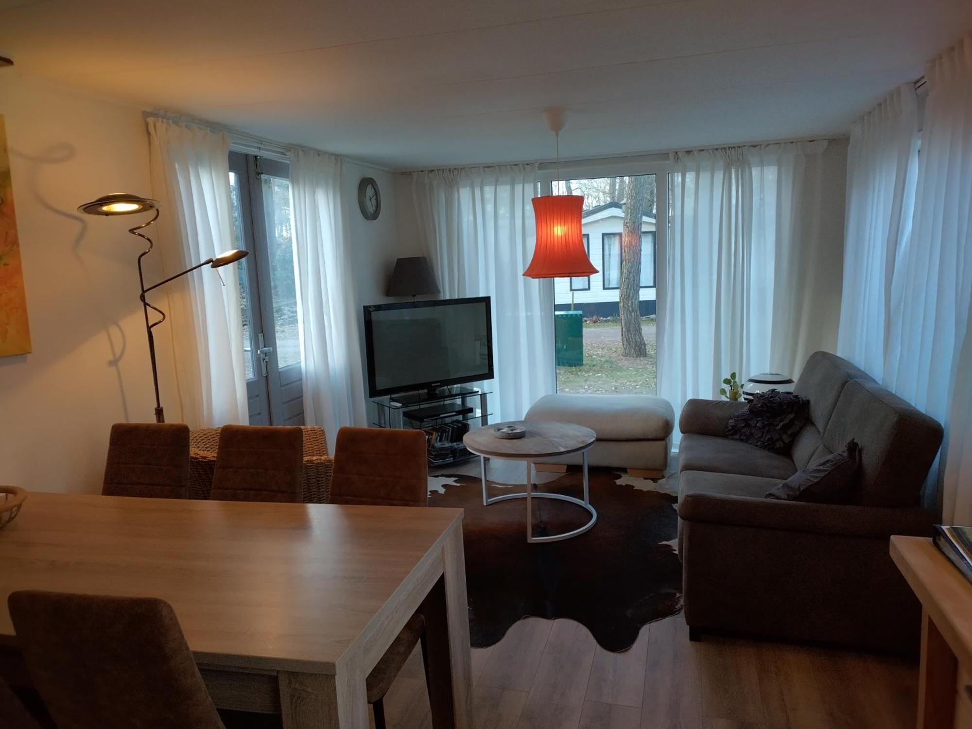 Wulft 47 Zonnig Gezellig 6P Chalet Met Zwembad In Bosrijke Omgeving Op Familie Camping De Vossenburcht IJhorst Exteriör bild